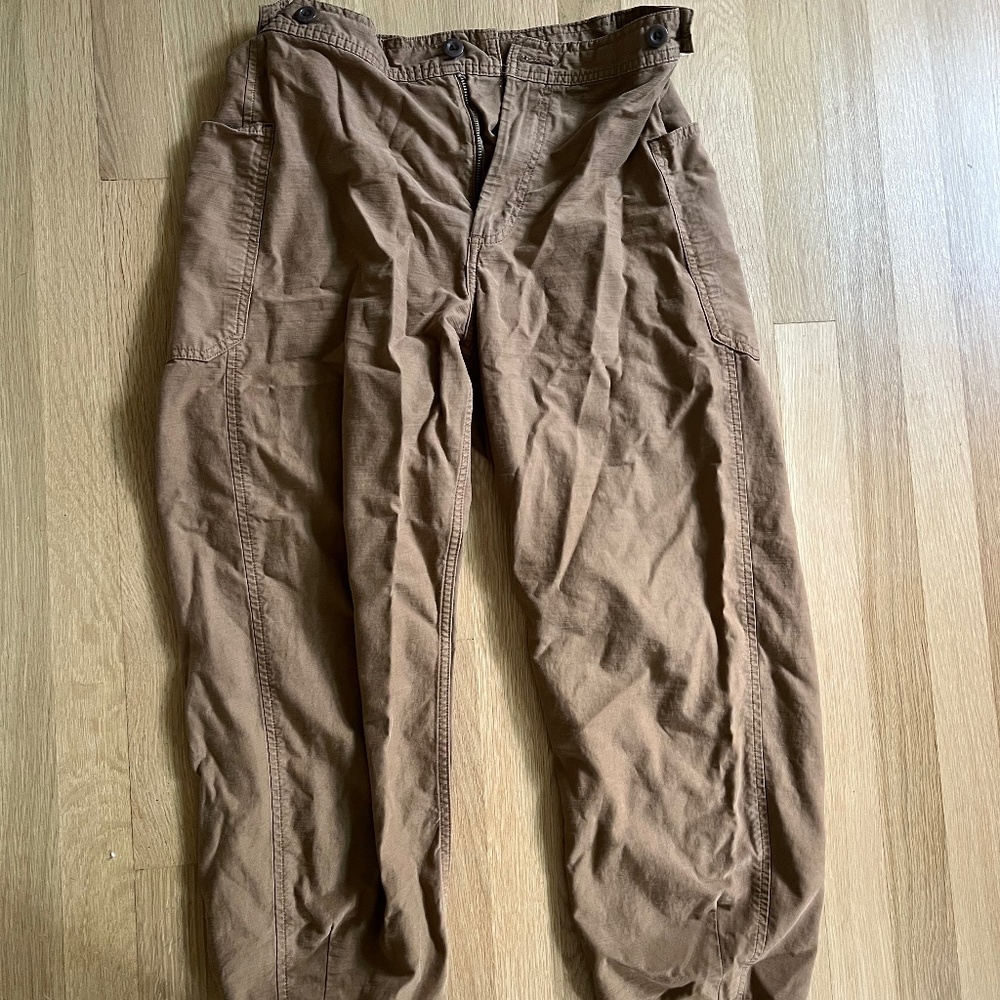 Everlane Fatigue Barrel Pant in walnut color size 6 organic cotton